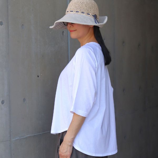 ラグランプルオーバー5分袖Tシャツを着用した上半身横向き写真。軽やかな着心地が伝わる一枚です。