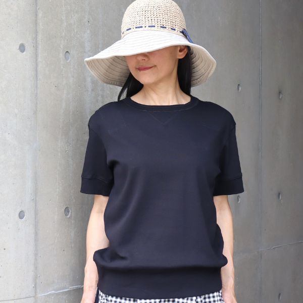 コッピアーナオリジナルTシャツのブラックを着用した上半身正面写真。絶妙なシルエットが大人女子におすすめです。