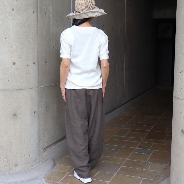 コッピアーナオリジナルTシャツのホワイトを着用した全身後ろ向き写真。メンズライクな女性もかっこよく着られるアイテムです。