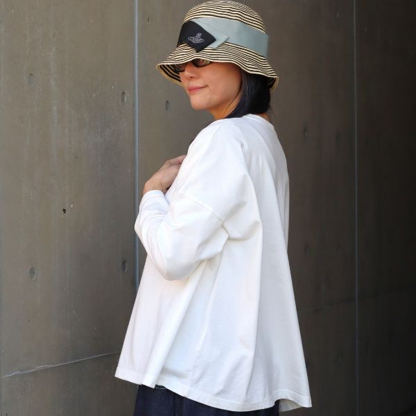 ワイドTシャツのゆったりとしたシルエットがわかる上半身横向き写真。覚王山セレクトショップコッピアーナからご紹介。