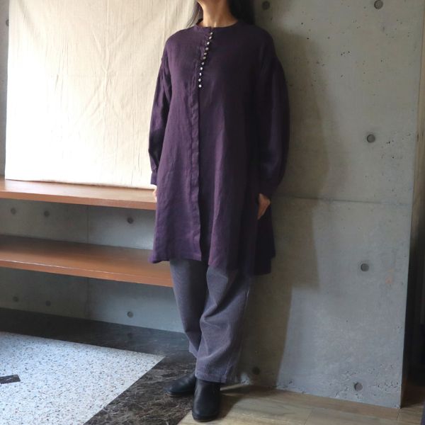 パープルのリネンチュニックとグレーのコーデュロイパンツの秋冬コーディネート正面全身写真