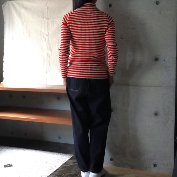 赤と白のストライプタートルネックとインディゴデニムのコージーパンツ。ナチュラルな大人カジュアルコーデの後ろ姿。秋冬の着こなし参考に。