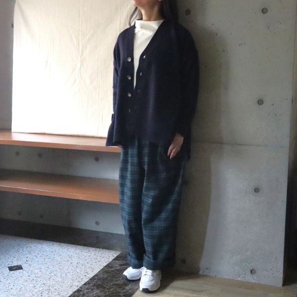 ネイビーのタスマニアラムAラインカーディガンに、グリーンチェックのノッポパンツを合わせた女性の全身正面コーデ写真