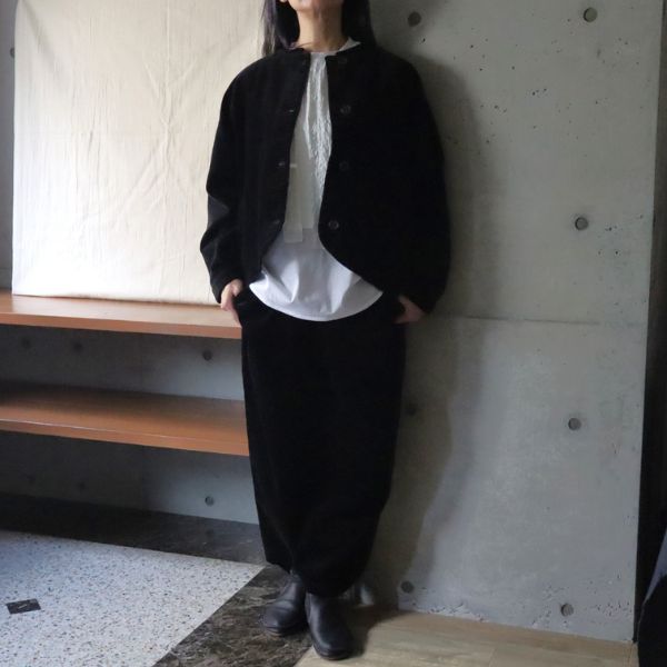 太畝コーデュロイジャケットとパンツのモノトーンコーディネート