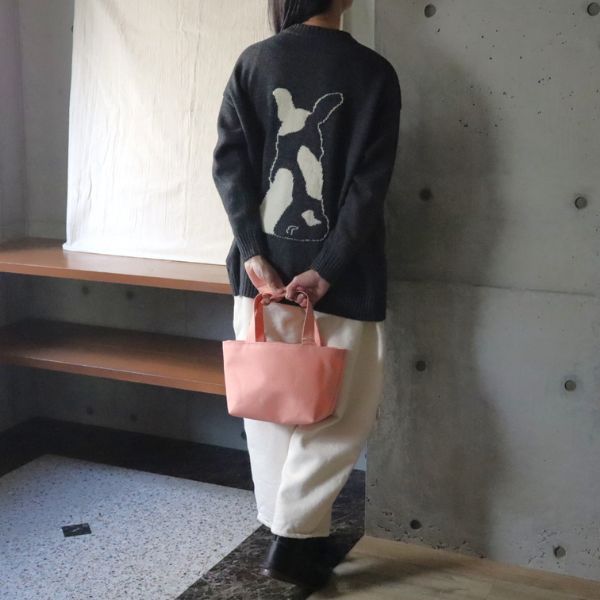 グレーのトップスと白パンツのコーデの女性が後ろ手にくすみピンクの８号帆布トートを持つ全身後ろ姿写真