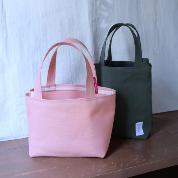 くすみピンクとカーキの新作８号帆布トートバッグを並べて撮影した商品写真