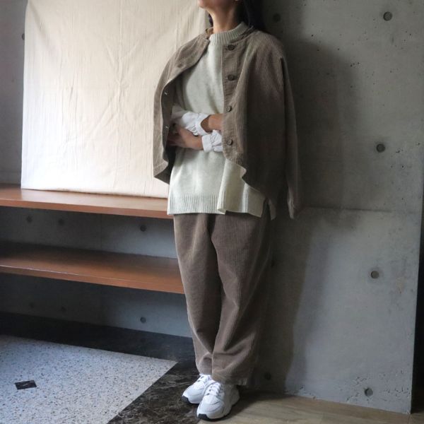 ベージュのコーデュロイジャケットとパンツを着た女性の全身コーディネート 正面スタイル