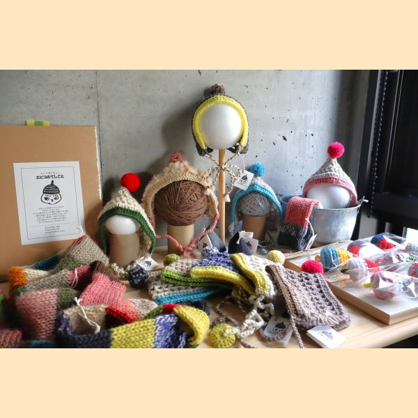 エビコのてしごとPOP UP展示風景。店内に猫と犬向けの手編み帽子やマフラーが並ぶディスプレイの様子。