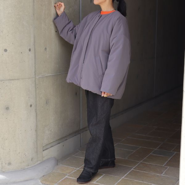 グレーのノーカラーレギュラーコートに、ブラックのコージーパンツを合わせた全身コーデ。ピーチ起毛のやわらかな質感とグレーの上品な色味が、凜とした大人の女性らしい印象。