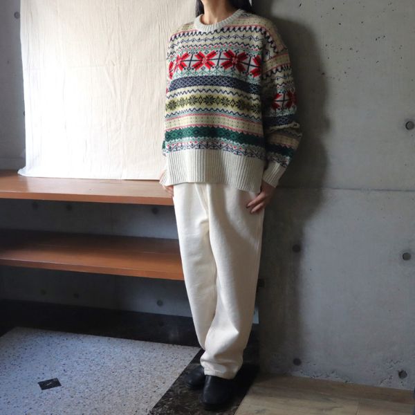 やさしいオートミールのフェアアイルニットにキナリの裏起毛コージーパンツを合わせた正面全身コーデ。軽やかで柔らかな色合わせが魅力の、大人の冬ナチュラルコーディネート。