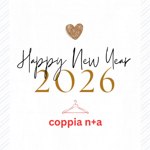 「ハッピーニューイヤー 2026」と描かれた白地のポスターに、店名とロゴが入った年始のご挨拶写真