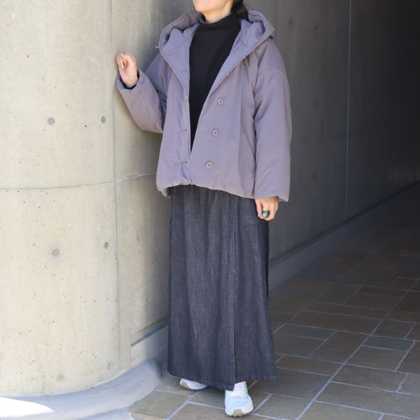 グレーのピーチ起毛中綿フードショートコートの正面全身コーデ。インディゴのロングスカートを合わせたきれいめな大人カジュアル。