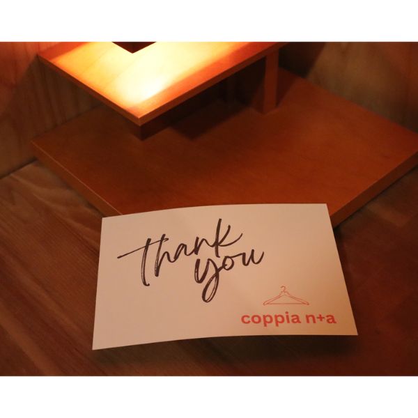 覚王山にあるセレクトショップ「コッピアーナ」の年末の様子。手描きの「thank you」の文字、オープン初年度の感謝を伝える落ち着いた雰囲気の写真。