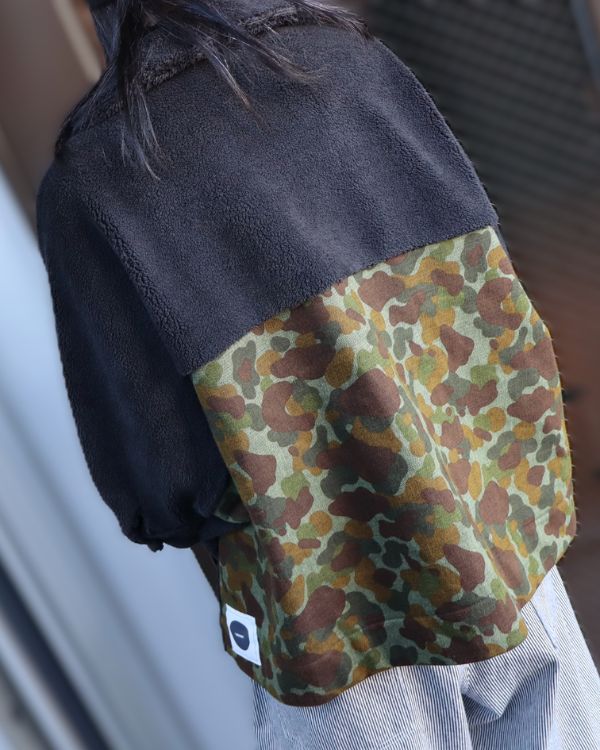 エイチマウント、ウィメンズ フリースジャケット。背中に迷彩柄を配したバックスタイルの着用写真。