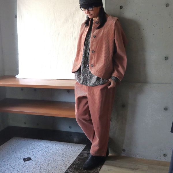 ピンクのコーデュロイバルーンジャケットとコーデュロイパンツのセットアップを着た女性の正面全身写真。やさしい色合いで年始のお出かけにも合う大人ナチュラルなコーデ。