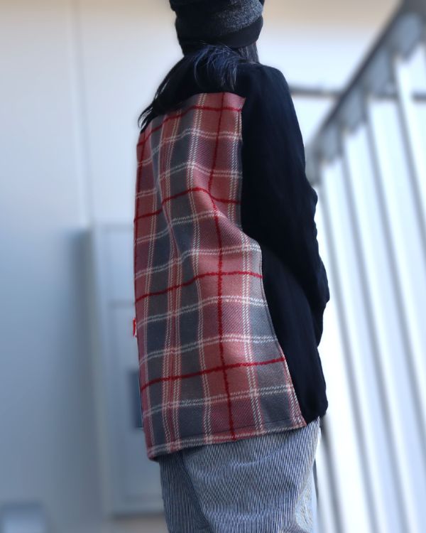 エイチマウント、ウィメンズ ウールジャケット。色柄違いモデル 。背中に赤いチェック柄を配したバックスタイル写真。