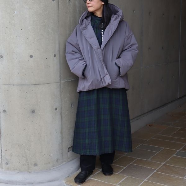 多ボタン衿付きワンピースとブラックのカーディガンの上に、ピーチ起毛中綿フードショートコート（グレー）を重ねた全身正面スタイル。柔らかな素材感と穏やかな配色が、ナチュラル派の大人女性に寄り添う冬の着こなし。