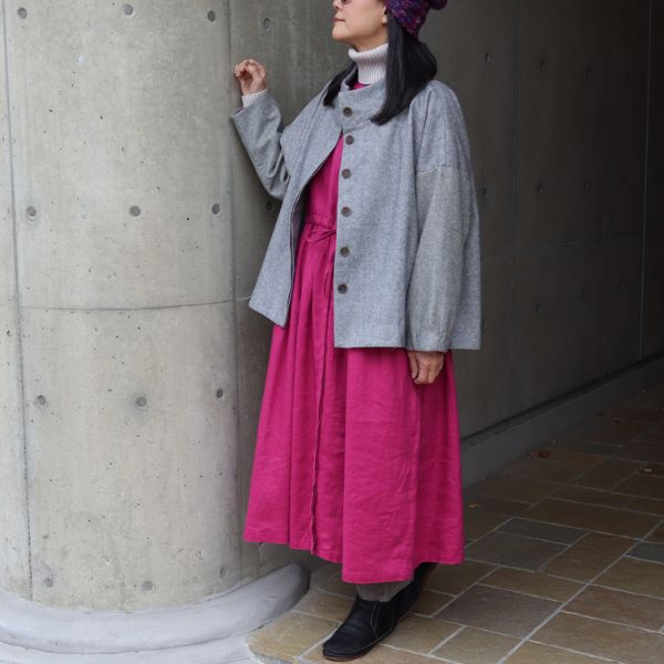ラズベリー色のワンピースにグレーのウールツィードショートジャケットを合わせた全身正面コーデ。甘さと落ち着きをほどよく調和させた、ナチュラル派の大人女性に似合う上品なスタイリング。