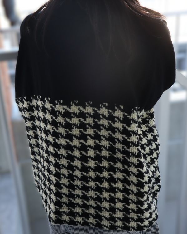 エイチマウント、ウィメンズ ウール100%ジャケット。背中に配された千鳥柄を見せたバックスタイル写真。