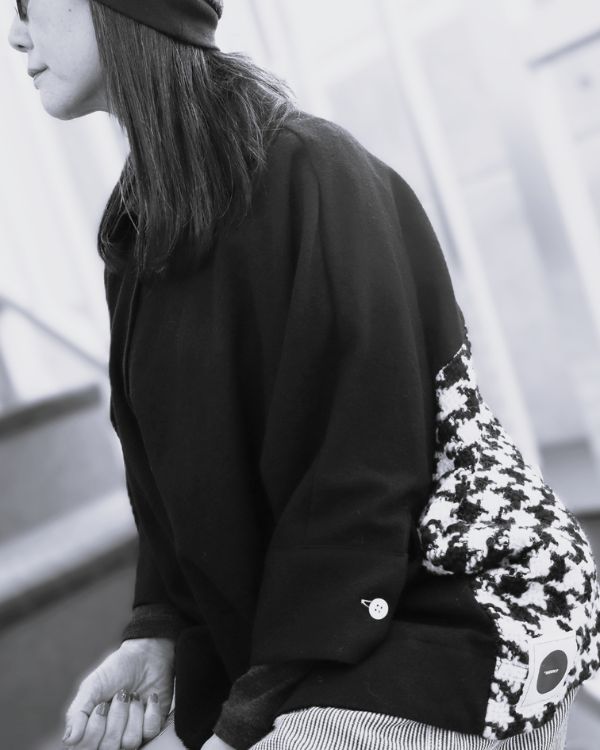 エイチマウント、ウィメンズ ウール100%ジャケット。 袖と背中の千鳥柄が見えるモノクロの着用アップ写真。