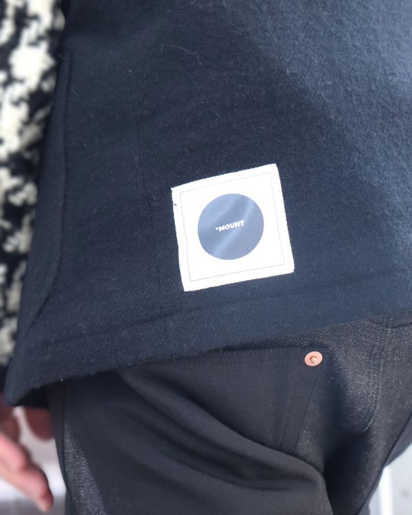 エイチマウントのロゴ、アップ写真。