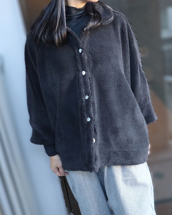エイチマウント、ウィメンズ フリースジャケット。フロントデザイン ボタンと着用時の丈感がわかる正面写真。