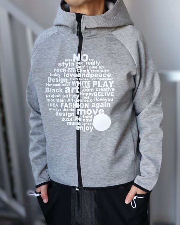 エイチマウント、ダンボールニットパーカー。グレーを男性着用。色違いの紹介、上半身写真。