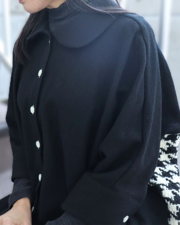 エイチマウント、ウィメンズ ウール100%ジャケット。 横向きに座った着用アップ写真。