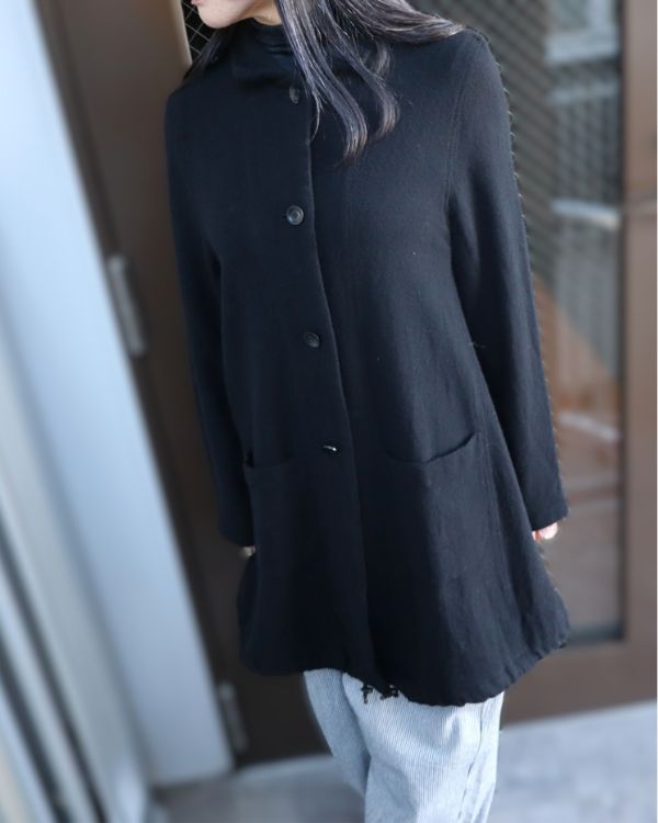 エイチマウント、ウィメンズ ウールジャケット。フロントデザインと着用時の丈感がわかる全体バランスの写真。