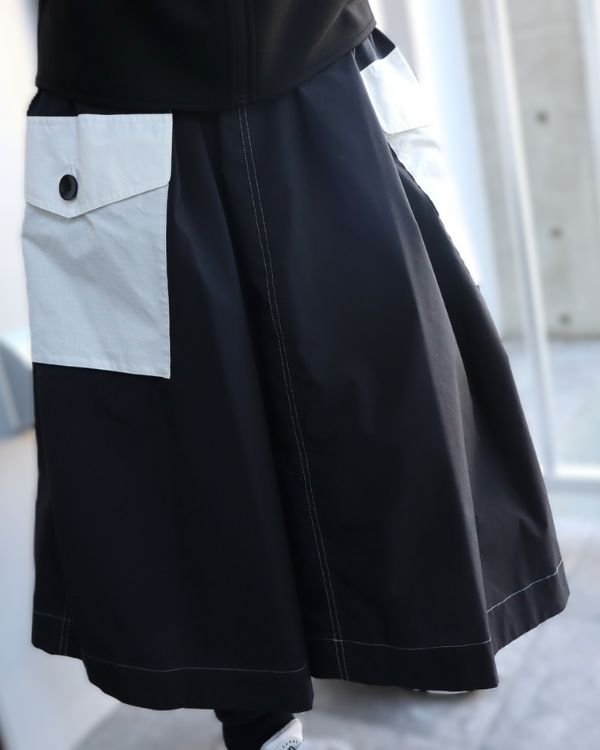 エイチマウント、ウィメンズ コーデュラ配色パッチポケットスカート。 素材感とディテールが伝わるアップ写真。