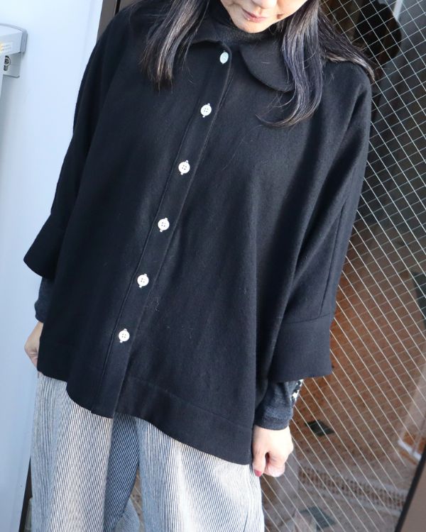 エイチマウント、ウィメンズ ウール100%ジャケット。フロントボタンと着用時の丈感がわかる上半身写真。