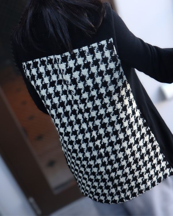 エイチマウント、ウィメンズ ウールジャケット。背中の千鳥柄ディテールを写したバックスタイルのアップ写真。