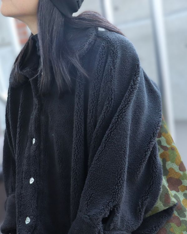 エイチマウント、ウィメンズ フリースジャケット。柔らかな素材感が伝わる上半身のアップ写真。