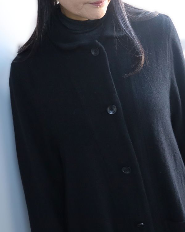 エイチマウント、ウィメンズ ウールジャケット ブラック 。襟とボタンのディテールがわかるバストアップ着用写真。