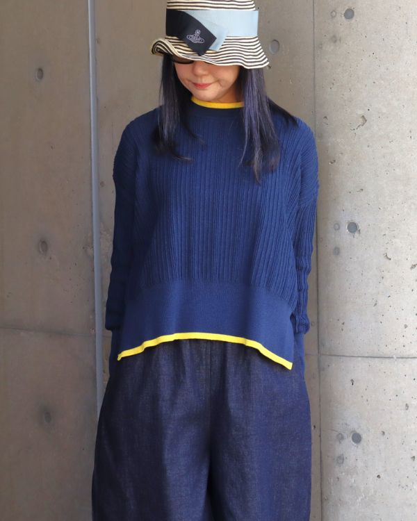 ブルーの発色とやさしい素材感が伝わるニットの正面アップ。春を感じる軽やかな一枚。