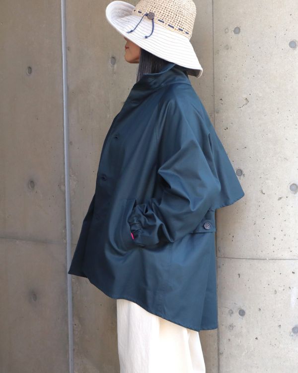 40/2ギャバ素材のショートトレンチコートを着た女性の腿上横向き写真。軽やかな着心地と美しいシルエットが魅力の、大人ナチュラルな春コート。