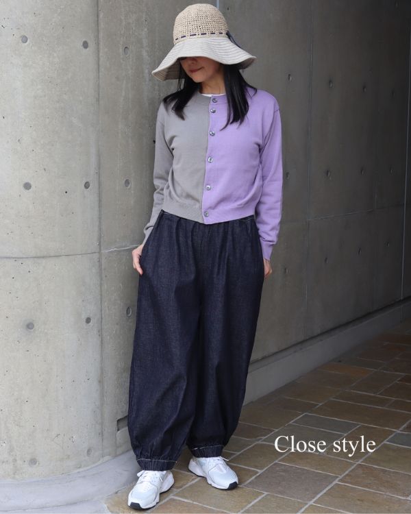 スノーコットン バイカラーニットカーディガン × 8オンスムラデニム 春コーデ。ポップパンツを合わせた全身正面写真。