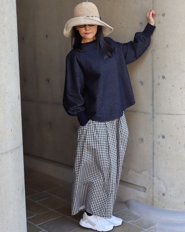 インディゴのデニムニットトレーナーと黒白チェック柄ギャザースカートを着用した大人ナチュラルな全身コーデ正面写真
