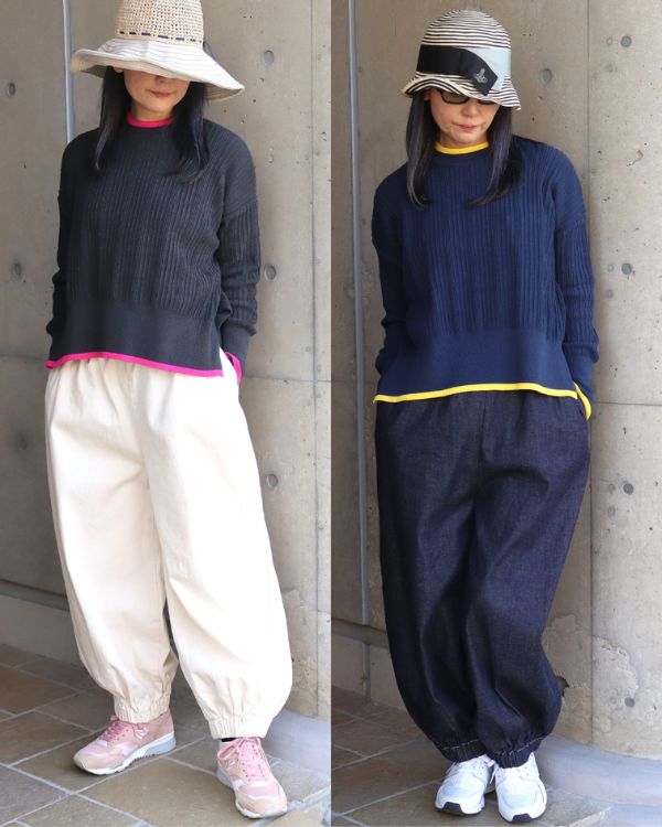 やさしい色合いのHidamari Cottonニット2色を並べた全身コーデ。チャコール杢×キナリ、ブルー×インディゴの春らしい装い。