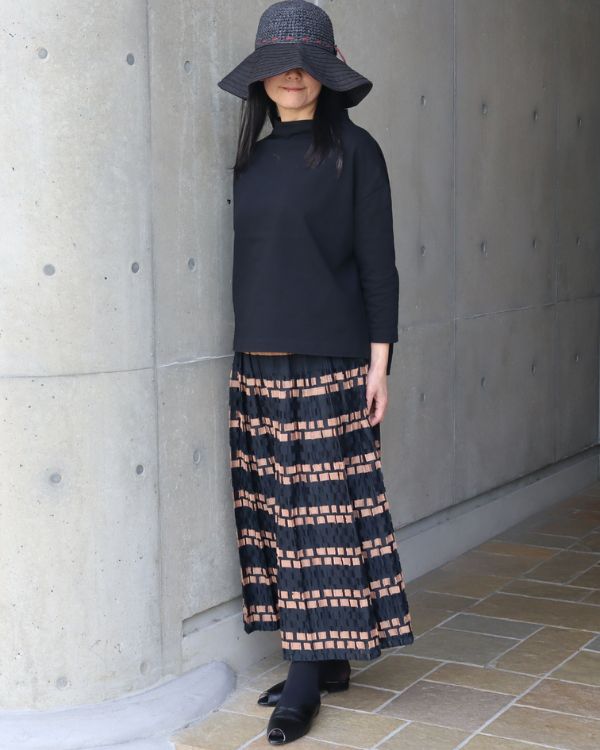 色違いの米沢織カットジャカードスカート(ベージュ柄)を着用した大人ナチュラルな全身コーディネート。