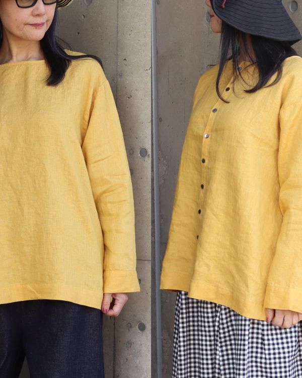 前後着ノーカラーブラウスの2wayデザインを上半身で比較。ボタン面とプルオーバー面の襟元デザインの違いがわかる着用写真。