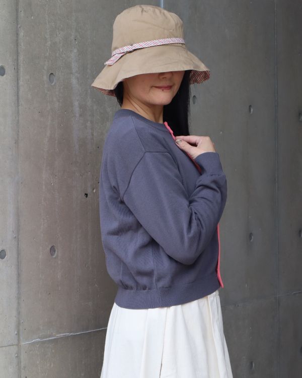 スノーコットン バイカラーニットカーディガン の右上半身写真。軽やかな春ニット。