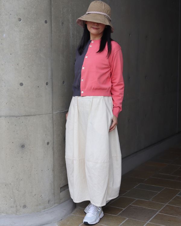 スノーコットン バイカラーニットカーディガン × 8オンスムラデニム 春コーデ。エッグスカートを合わせた全身正面写真。