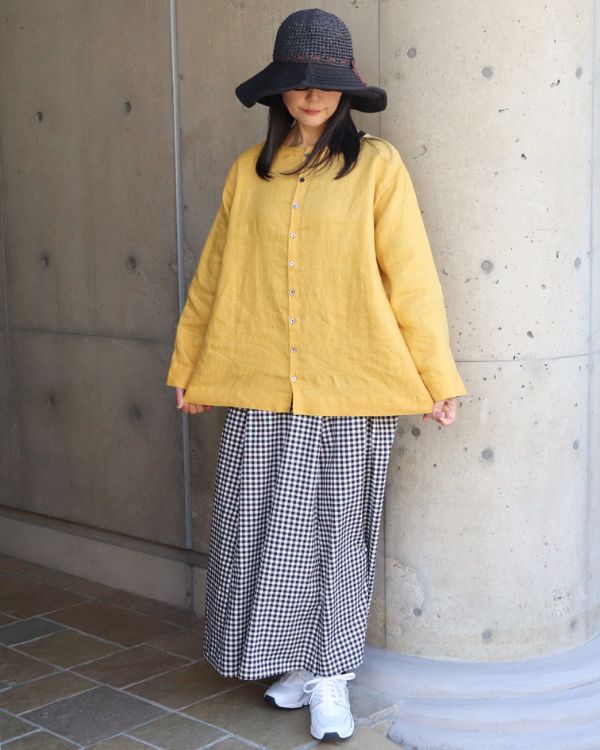 前後着ノーカラーブラウスのボタン面を前に着用し、ブロードチェック柄ギャザースカートと合わせた上品でフェミニンな大人コーデ。