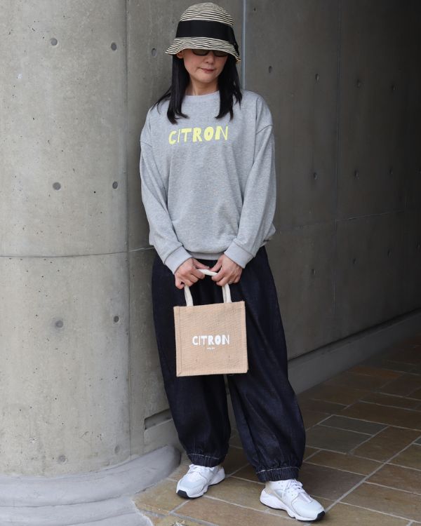 シトロンロゴスウェット正面全身（グレー・綿100％裏毛）大人ナチュラル春コーデ｜名古屋覚王山コッピアーナ