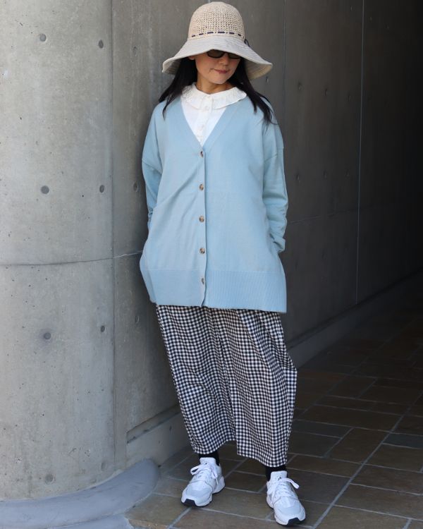 コットンハイゲージニットワイドカーディガンのライトブルー春コーデ全身正面｜名古屋覚王山コッピアーナ