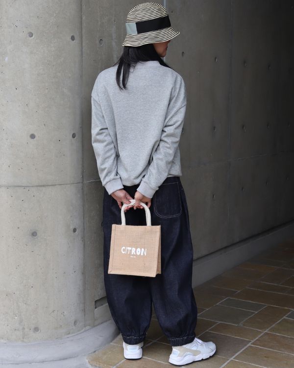 シトロンロゴスウェット後ろ姿全身コーデ｜丸みのあるシルエットと安心丈｜名古屋覚王山コッピアーナ