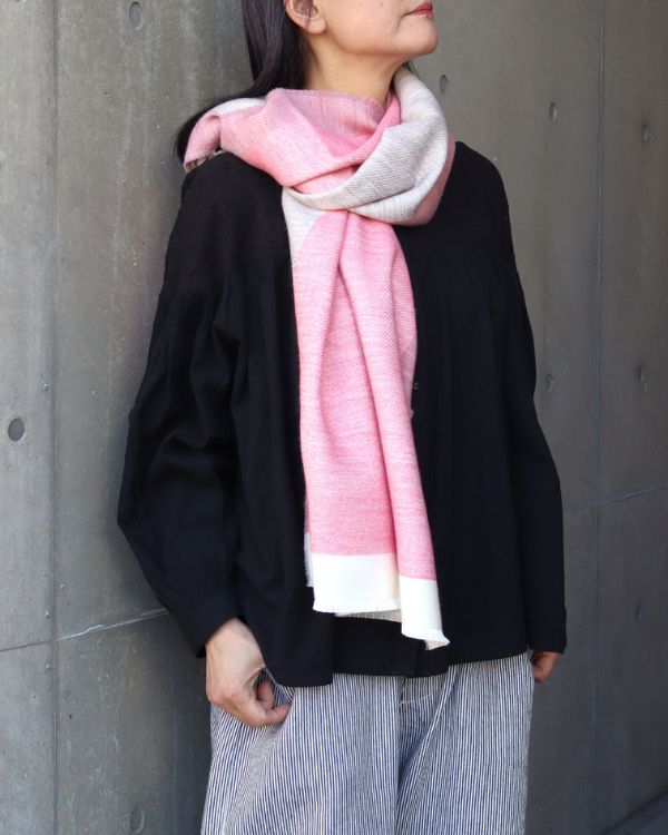 シルクウールストール大判（ピンク）首巻きスタイル着用写真。上品な落ち感が魅力の春ストール｜名古屋覚王山