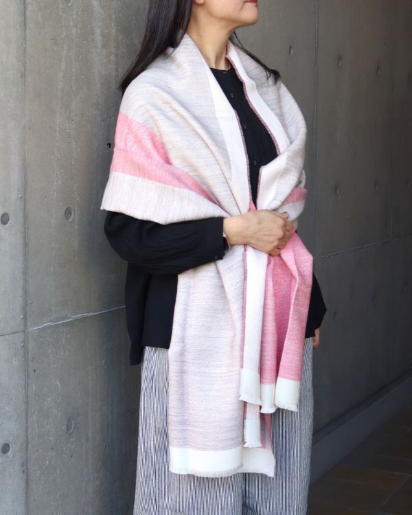 シルクウールストール大判（ピンク）肩掛けアレンジ着用イメージ。とろんとした質感と上質素材｜覚王山