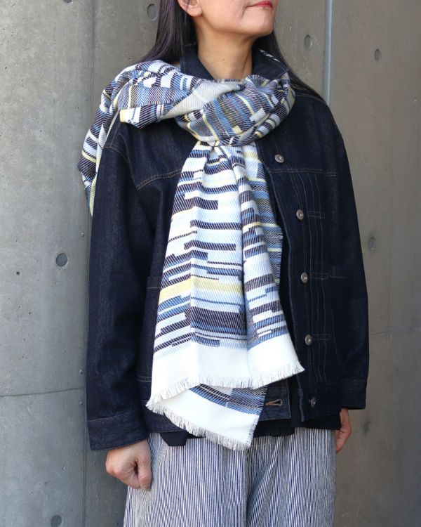 米沢織シルクウールストール（ブルー×イエロー）首巻きスタイル着用写真。アート柄が映える春コーデ｜覚王山セレクトショップ